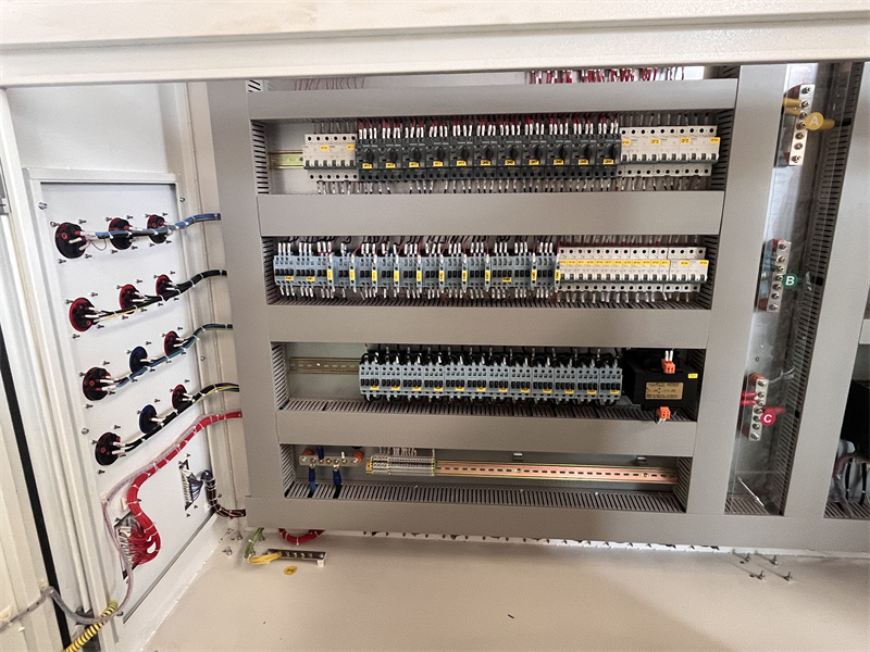 Analyze the key elements of the electrical control system of wood plastic flooring equipment