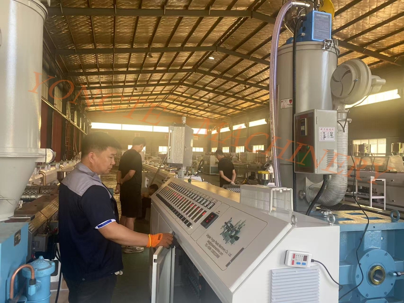 Yongte Plastic Machinery engineers are fully debugging the PPR pipe production line to help solve production problems.