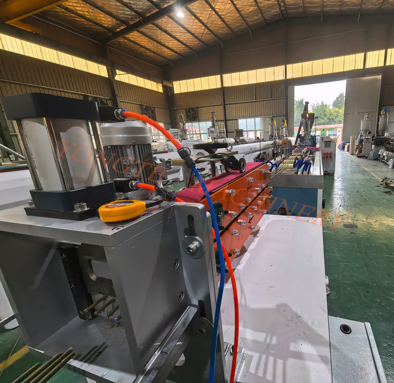 The market for outdoor rattan-like furniture is heating up, and Yongte Plastic Machinery has launched a PE wood-plastic imitation rattan pipe production line.
