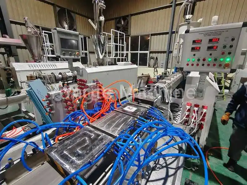 Plastic lumber extruder