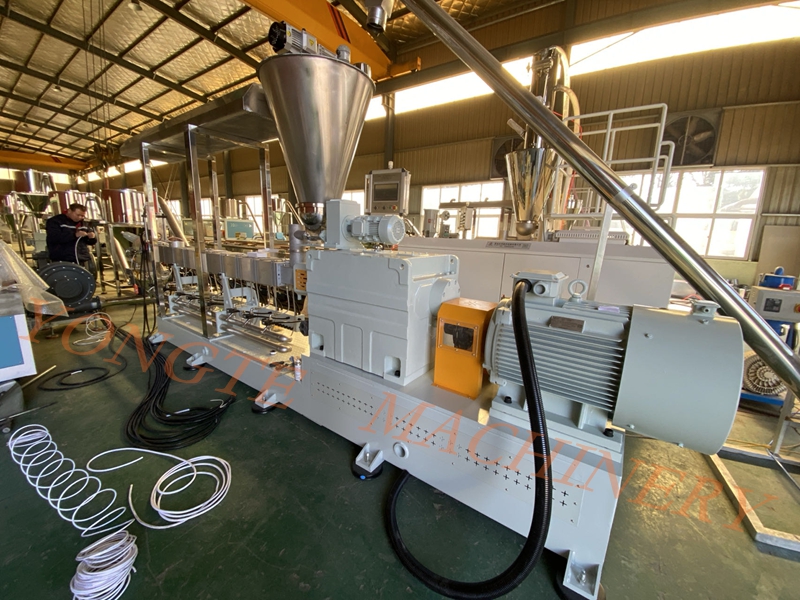 Yongte Plastic Machinery is fully engaged in production to meet the diverse needs of foreign customers.