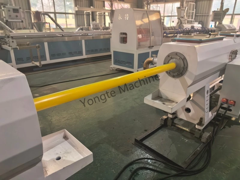 What are the required water temperatures for the vacuum sizing tank and the spray water tank during PE pipe extrusion production?